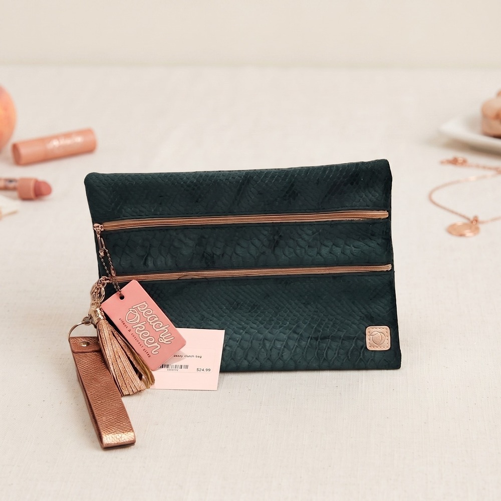 NWT Peachy Keen Versi Bag Emerald Green Snakeskin Textured Clutch Wristlet